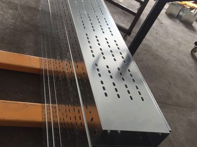 托盘式电缆桥架